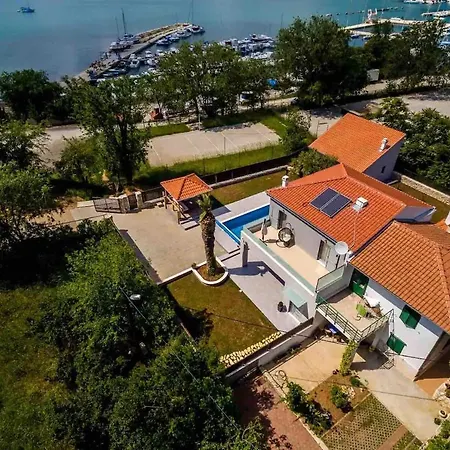Luxury Sarina With Pool In Center Villa