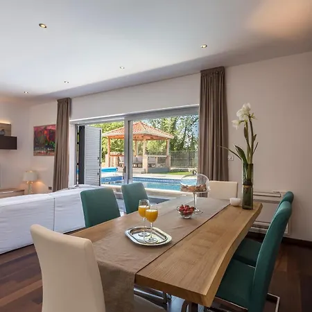 Luxury Sarina With Pool In Center Villa Split