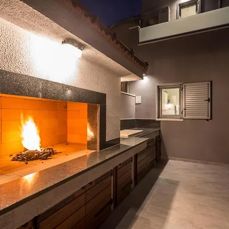 Luxury Sarina With Pool In Center *