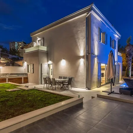 Luxury Sarina With Pool In Center Split