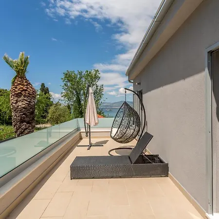 Luxury Sarina With Pool In Center Villa