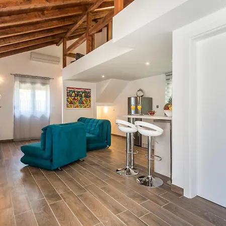 Villa Luxury Sarina With Pool In Center Split