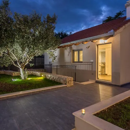 Luxury Sarina With Pool In Center Villa Split