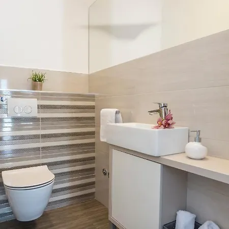 Luxury Sarina With Pool In Center Villa *