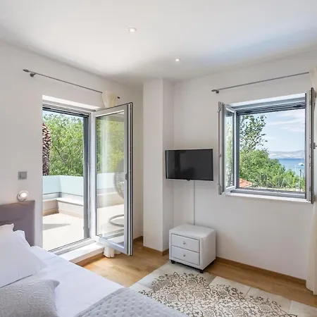 Luxury Sarina With Pool In Center Villa Split