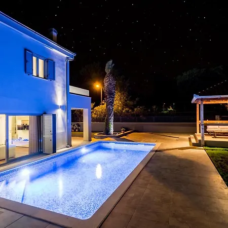 Luxury Sarina With Pool In Center *