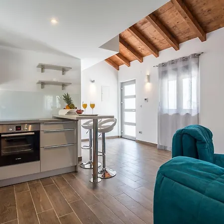 Luxury Sarina With Pool In Center *