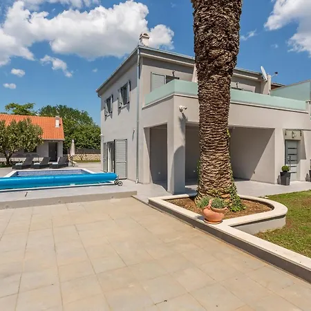 Luxury Sarina With Pool In Center Villa *