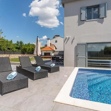 Villa Luxury Sarina With Pool In Center