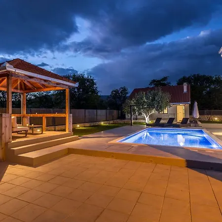 Villa Luxury Sarina With Pool In Center