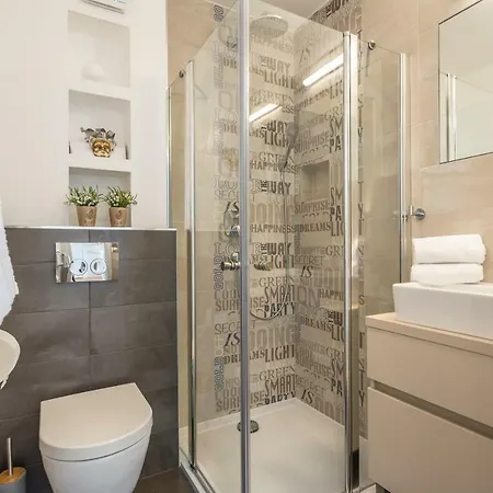 Luxury Sarina With Pool In Center Villa