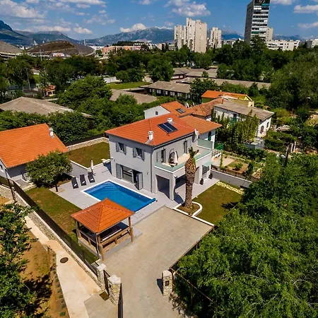Luxury Sarina With Pool In Center Villa Split