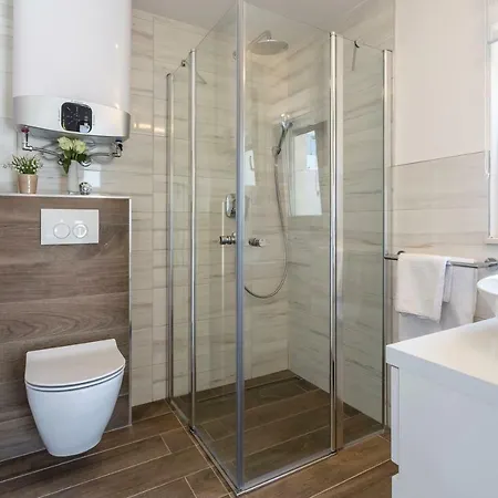 Luxury Sarina With Pool In Center