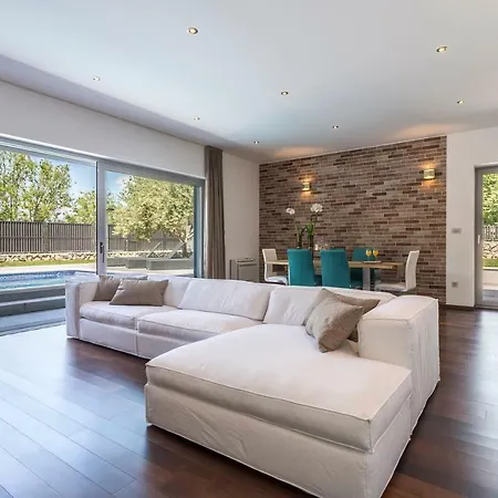 Villa Luxury Sarina With Pool In Center Split