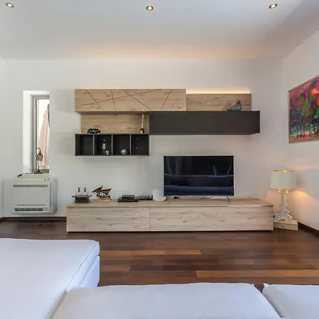 Luxury Sarina With Pool In Center *